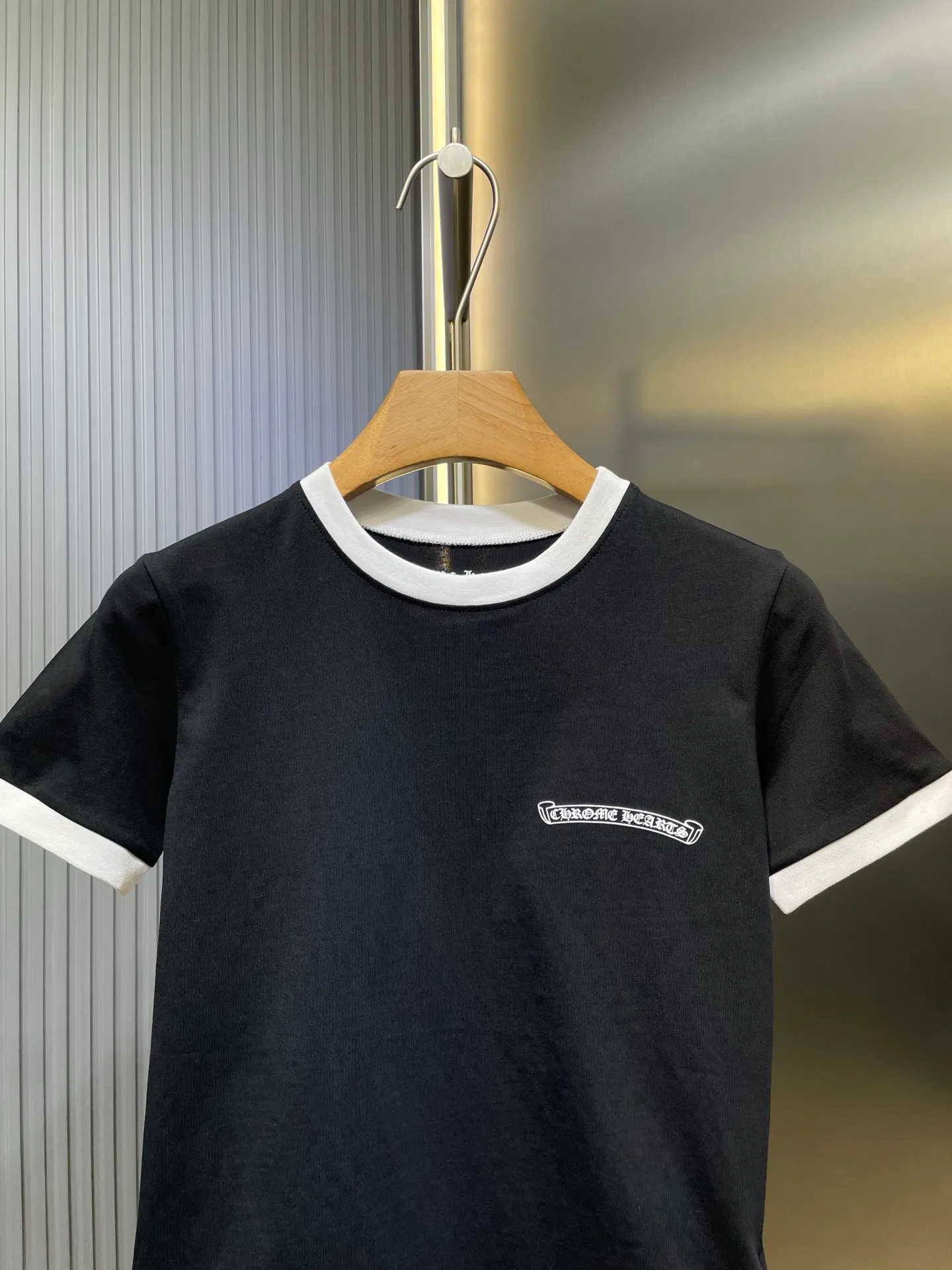 P240 Chrome Hearts 🌟[Top original order] Sanskrit color-blocked short-sleeved fabric: cotton fabric Process: printing production version: fit version Weight: about 140 grams Description: According to YB custom-dyed thread and large body fabric, the printing is hand-printed, contrasting color design The upper body effect is excellent, the overall routing is straight and delicate, the fabric is comfortable and soft, the color is consistent and there is no color difference, it can be matched with the same style to create a fashionable look, and can be used in various occasions, customized accessories, complete with three standards, the same style for men and women!  size：s m l